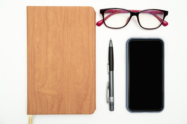 多种组合收集办公室文具照片钢笔铅笔记事本笔记本尺子订书机剪刀剪刀回形针夹夹剪贴板放在桌子上图片下载