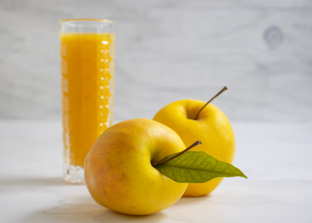 苹果，新鲜果汁在木制背景上图片下载