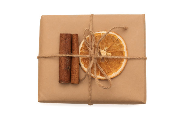 牛皮纸礼盒与干橙和肉桂棒。图片下载