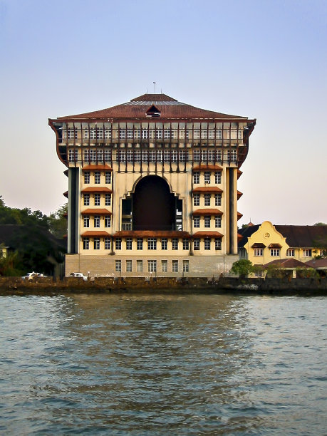 美丽的科钦港信托办公室建筑在科钦港海滨。图片下载