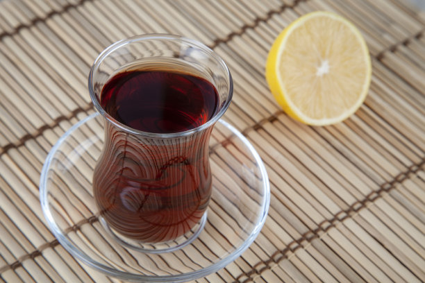 玻璃杯茶和柠檬柳条，俯视图图片下载