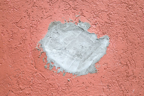 灰泥墙上用装饰灰泥覆盖的粗糙的灰色灰泥图片下载