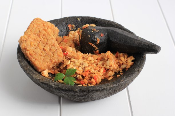 参巴豆豉，石杵辣豆豉。传统的印尼食物辛辣和美味的味道，特写图片下载