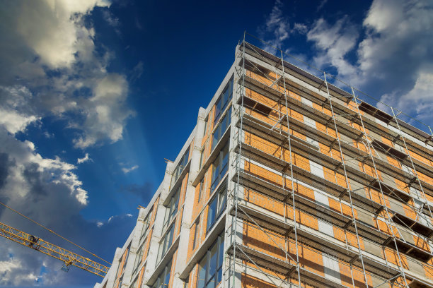 许多住宅楼都在施工起重机下图片下载