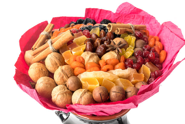 可食用的礼品花束干果和各种坚果，用红色包装纸包装的原始礼物。图片下载