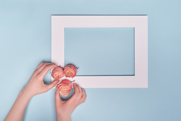 手牵手树粉红色的玫瑰花在白色的框架上在蓝色的背景图片下载