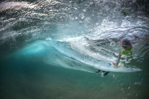 一个冲浪者通过一个大浪的水下视图图片下载