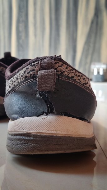 破碎的鞋图片下载