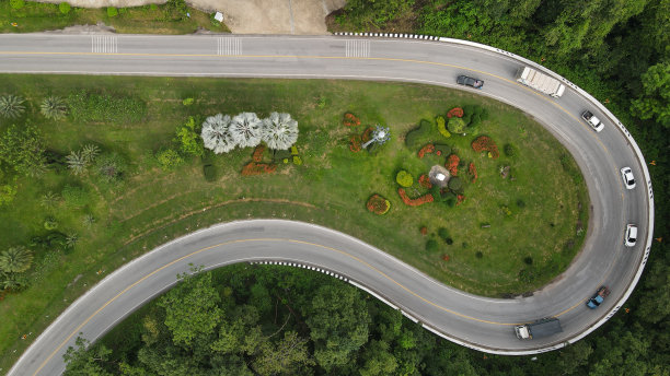 蜿蜒的山路穿过山口，无人机鸟瞰。图片下载