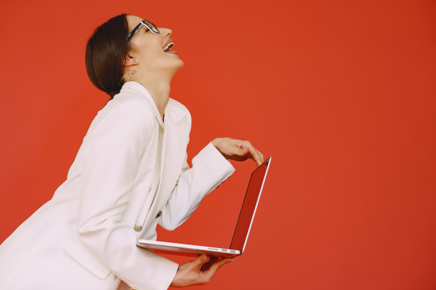 站在红色背景上的女人图片下载