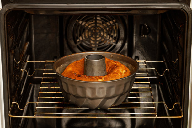 自制的蛋糕是在烤箱里烤的。浅的焦点。图片下载