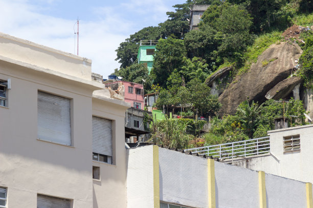 从科帕卡巴纳可以看到坎塔加洛山上的房屋图片下载