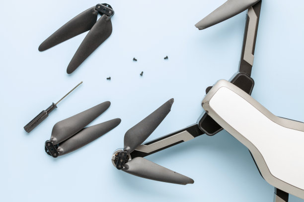 Quadrocopter维修工具。备用刀片。俯视图图片下载