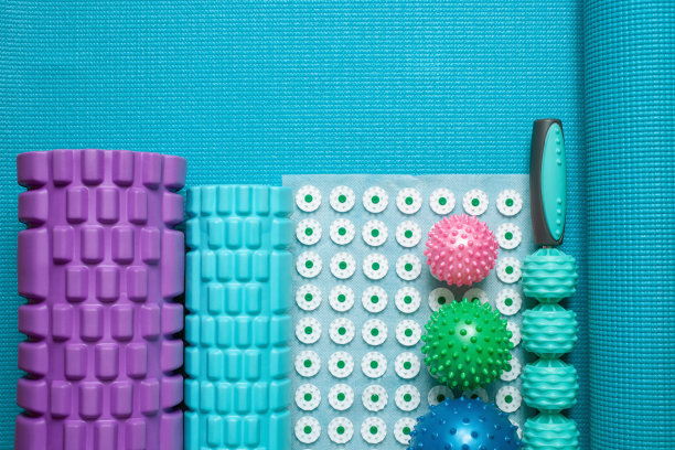 针灸自动按摩配件。泡沫卷，按摩垫，球和瑜伽垫的手按摩器。平的。knol图片下载