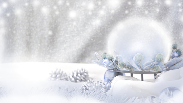 以银色和蓝色圣诞装饰为背景的梦幻冬季概念图片下载