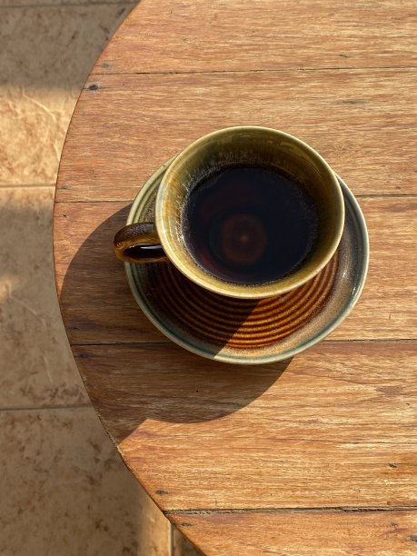 木桌上的热咖啡杯图片下载