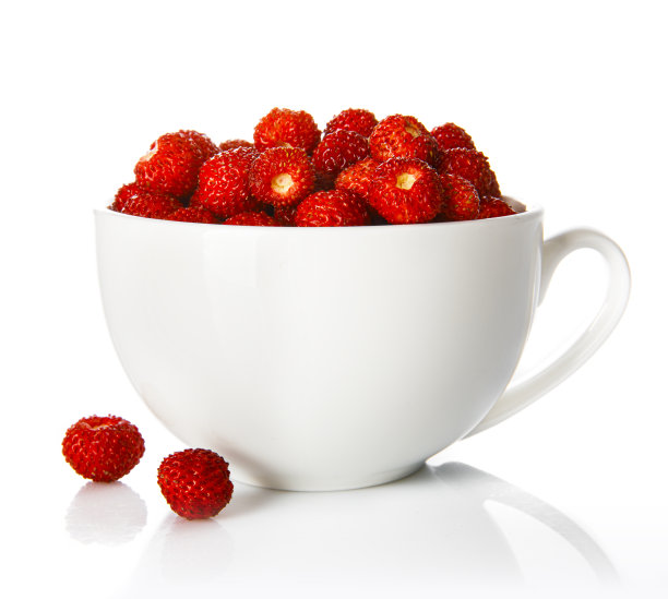 草莓野草莓在杯子里图片下载