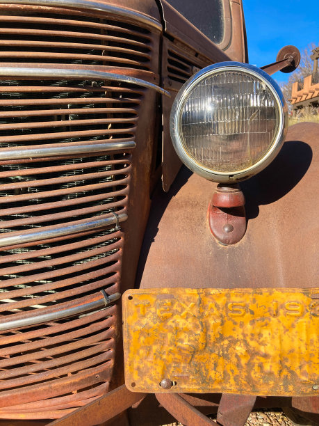 复古生锈皮卡前视图特写图片下载