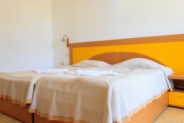 卧室里有两张枕头的双人床图片下载