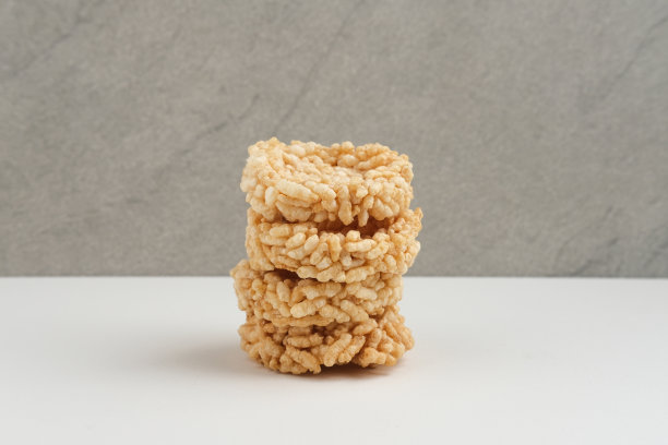 印尼的传统小吃——炸米饼。图片下载