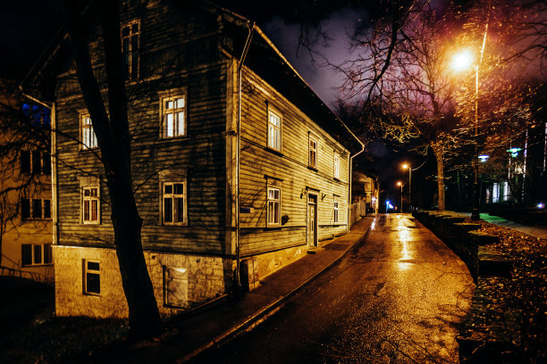 夜晚的街道——爱沙尼亚的塔林图片下载