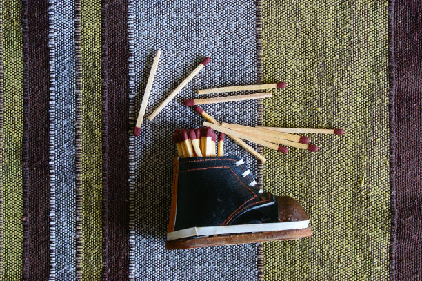 鞋子形状的火柴盒。火柴在小鞋子里图片下载