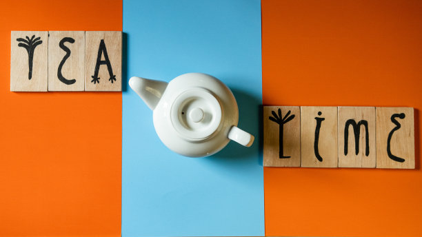 茶点时间是用木制的字母和陶瓷水壶写的。图片下载