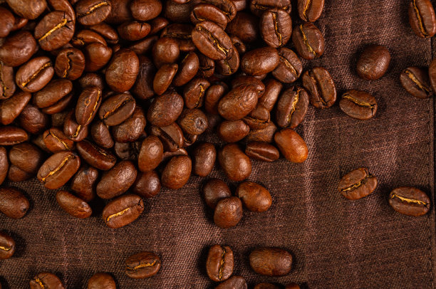 咖啡菜单或宣传册模板的自然背景-棕色烤咖啡豆的微距照片，近图片下载