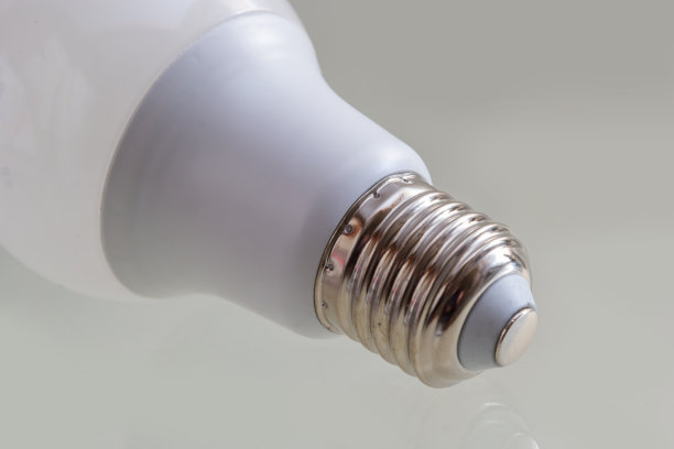 LED，新技术灯泡，隔离在白色背景上，超级节能电灯，环保。真实的照片图片下载