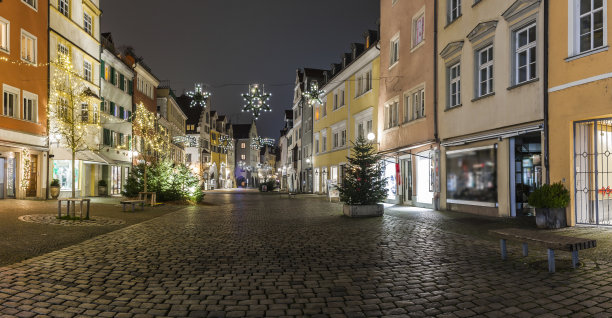 圣诞节期间，康士坦茨湖的林道灯火通明的步行区图片下载