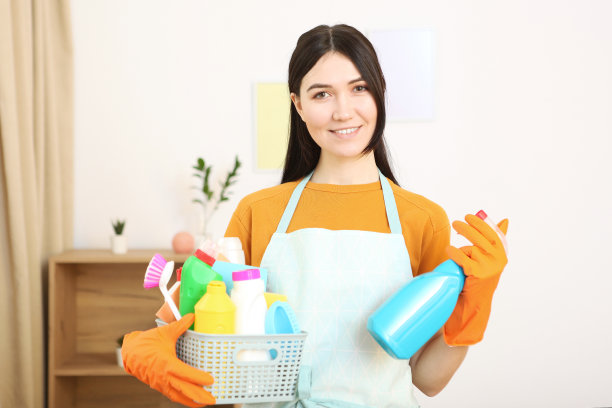 年轻的家庭主妇正在打扫房子图片下载