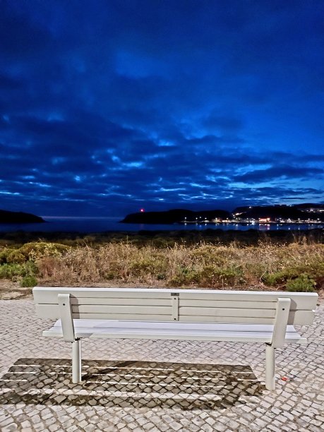 一个孤立的街道木凳的垂直照片，与海湾的观点，在欧洲图片下载