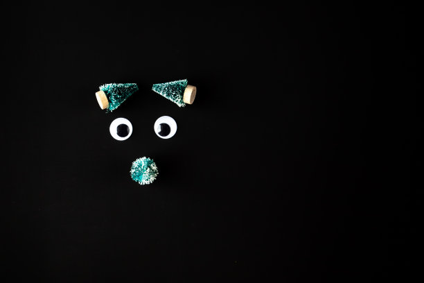 由颤动的眼睛和小枞树做成的滑稽的脸图片下载