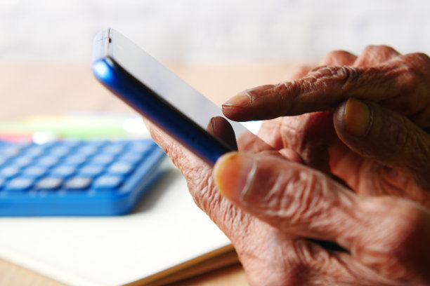 高级女性用智能手机接近手图片下载