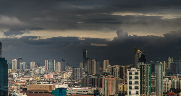 摩天大楼鸟瞰图黄昏时明亮的灯光为其余的人创造放松的感觉。没有重点,特别。图片下载