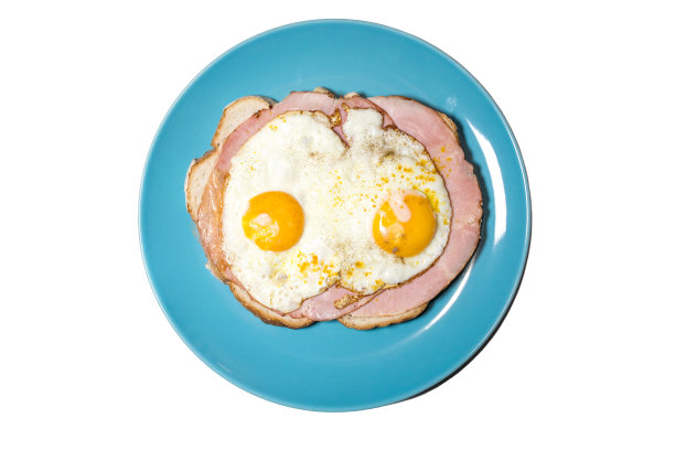 俯视图肉三明治与煎蛋。黄色的蛋黄。荷兰Uitsmijter午餐。图片下载