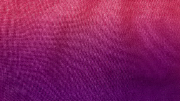 深红色，紫外光色，紫色，粉红色渐变颜色抽象与浅色背景。明亮生动的天鹅绒织物纹理背景与黑色空间设计。时尚优雅和平滑的背景。图片下载