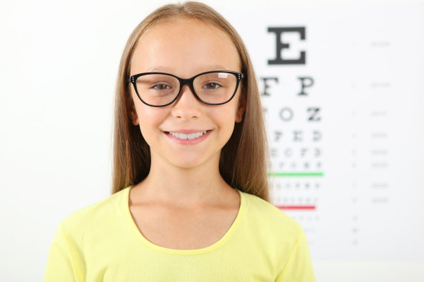 可爱的小女孩在眼科医生那里检查视力。视力测试图片下载