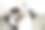 戴着口罩和手套的美容师在一个年轻女孩的嘴唇上涂上永久性的化妆品。图片下载