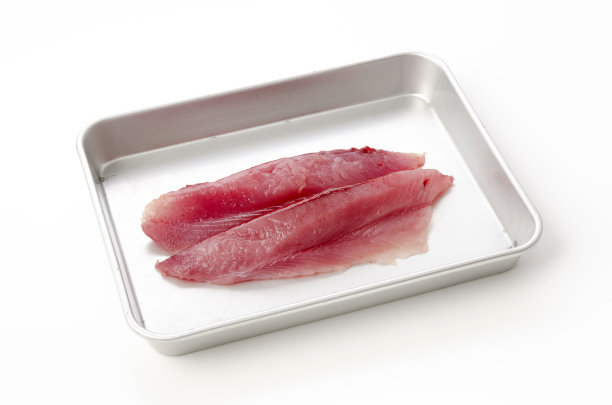 新鲜的黄鳍金枪鱼片放在铝制托盘上图片下载