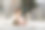 小女孩在圣诞树的背景上打开了一份新年礼物图片下载