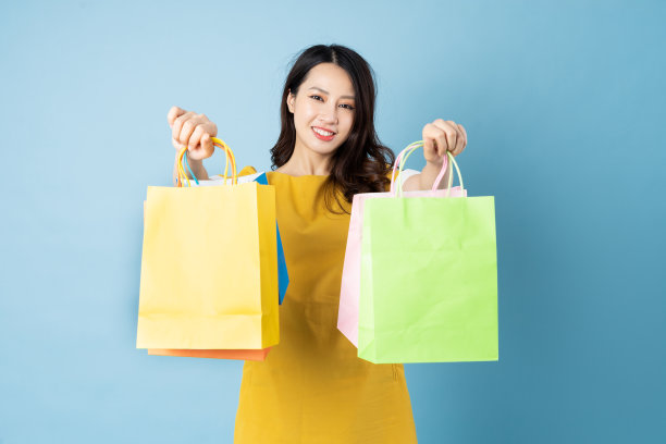 亚洲女孩旅行形象，孤立在蓝色背景图片下载