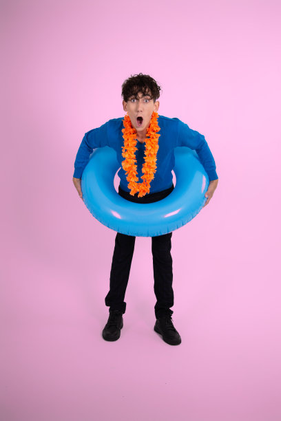 在假期工作和学习。一个有趣的好人和一个橡胶圈。图片下载