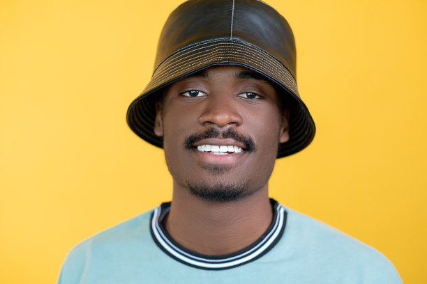 说唱歌手男人都市风格的模特拍摄快乐图片下载