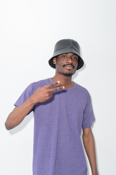 快乐的嬉皮士男人和平的姿态积极的心情图片下载