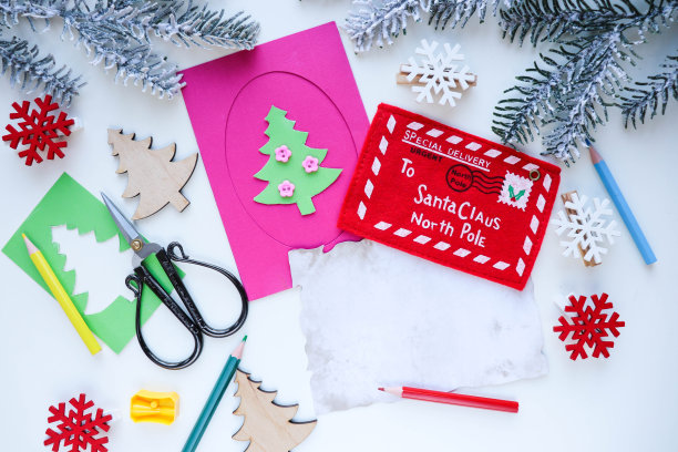 如何用彩色的纸制作圣诞贺卡。给圣诞老人的信。有孩子的手工艺品图片下载