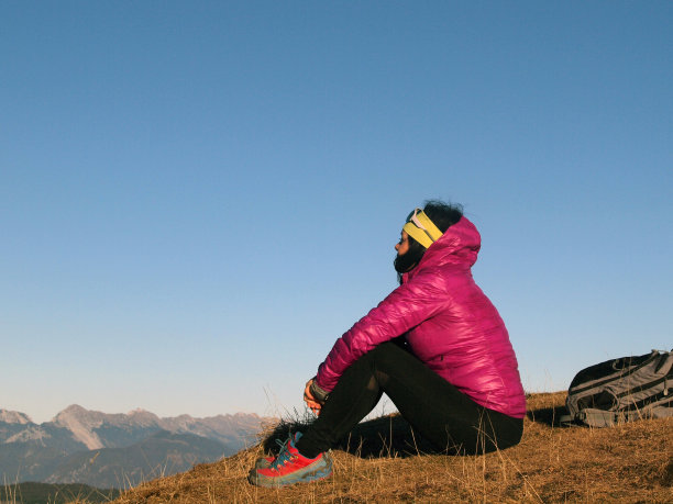 女人在山上徒步旅行，休息，享受风景图片下载