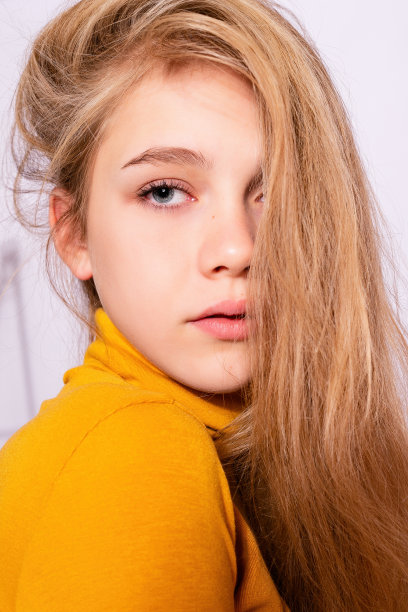 照片正面年轻漂亮的女人在黄色及膝高图片下载