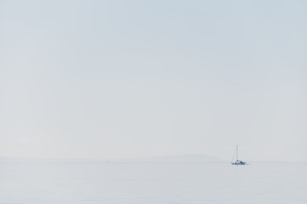 船在海水的宁静，平静，和平和念图片下载