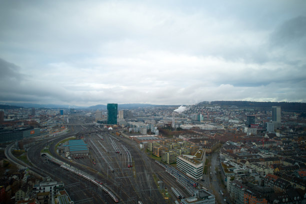 鸟瞰图Zürich城市在一个多云灰色的秋天的一天。照片拍摄于2021年11月28日，瑞士苏黎世。图片下载